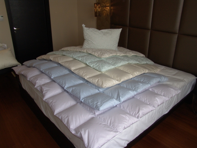 Különböző színű és méretű paplanok